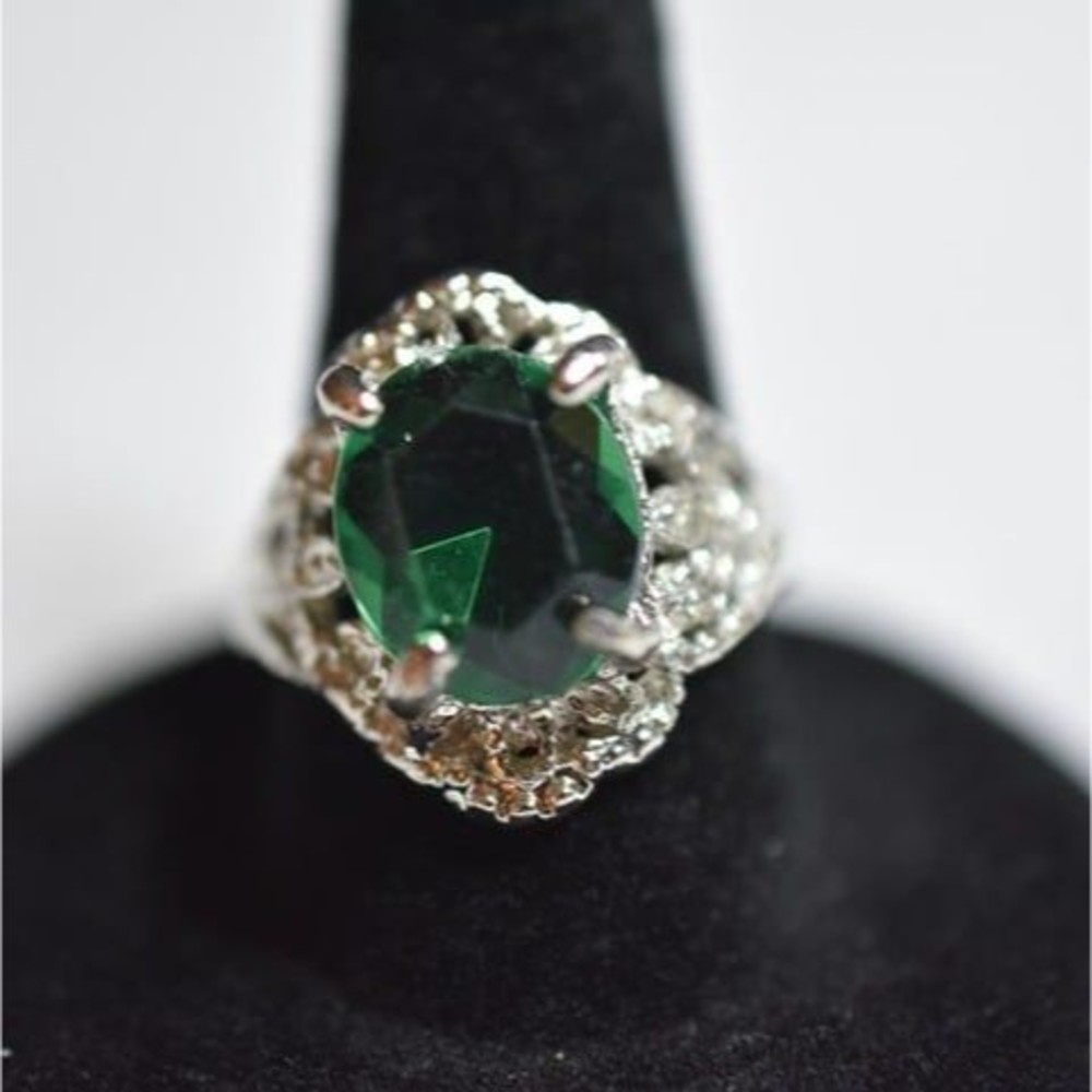 Stunning Dark Green Oval Cut Glass Silver Tone Filigree Band Size 8 1/2  Ring